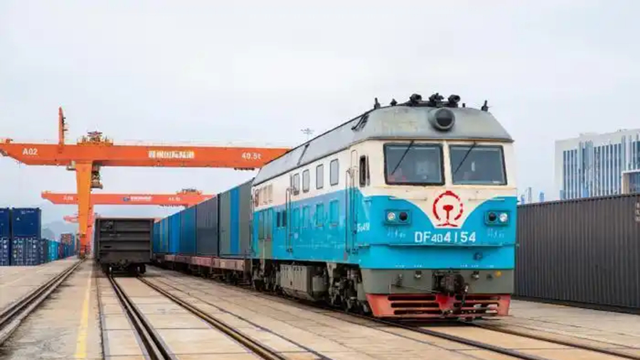 Из пров. Цзянси отправился первый в этом году поезд, курсирующий по маршрутам международных грузоперевозок Китай-Европа                    В субботу из международного сухопутного порта Ганьчжоу отправился первый в этом году поезд трансграничной электронной коммерции в рамках международных ж/д грузоперевозок Китай-Европа. 