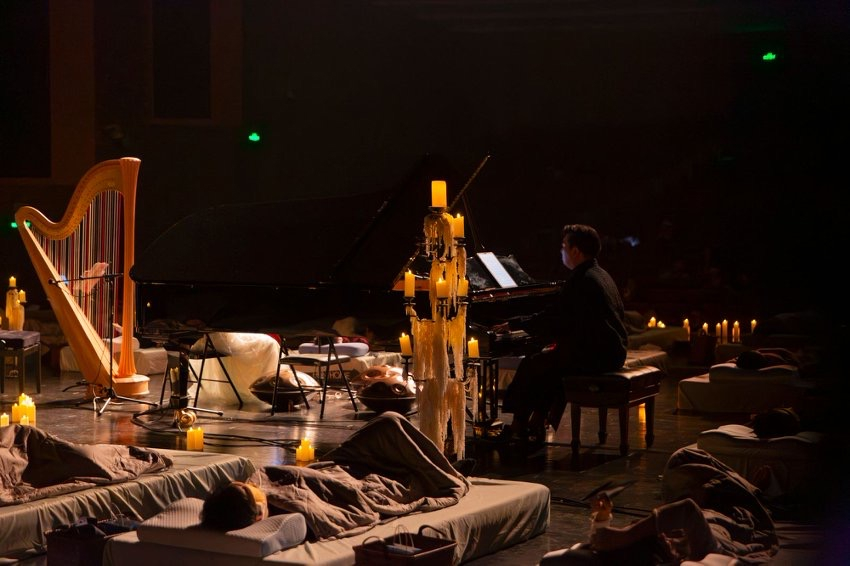 В Шанхае прошёл концерт классической музыки, который слушают лёжа