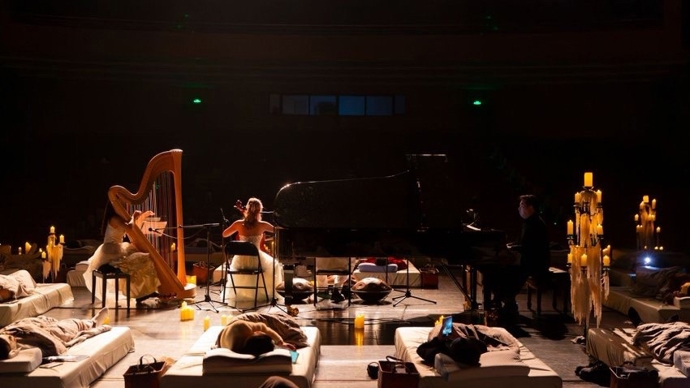 В Шанхае прошёл концерт классической музыки, который слушают лёжа