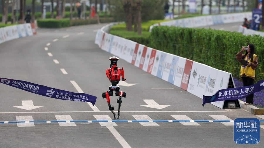 50:26! Определён победитель пекинского полумарафона человекоподробных роботов в Ичжуане‑2026                    19 апреля в районе Ичжуан города Пекин прошёл первый в мире брендовый полумарафон для человекоподобных роботов. 