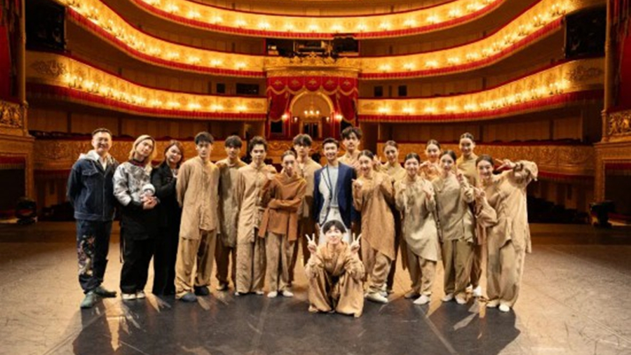 Современный танец из Шэньчжэня представлен на сцене Санкт-Петербург                    Недавно в Санкт-Петербурге на сцене Александринского театра состоялась зарубежная премьера спектакля «Скитание».  