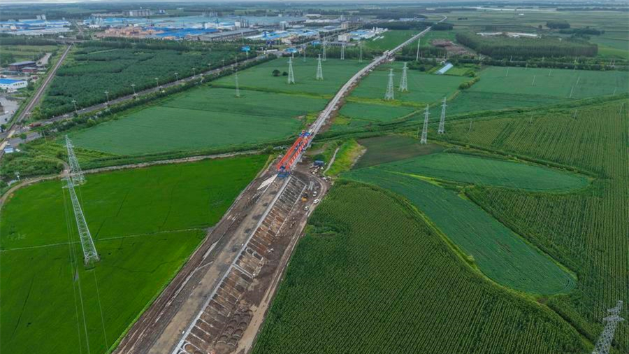 Завершена укладка балок самого длинного моста на приграничном участке "восточного коридора" ж/д грузовых маршрутов Китай-Европа                    25 июля завершилась укладка всех балок моста Тунцзян — самого протяженного из строящихся мостов на приграничных участках трех основных железнодорожных коридоров грузовых перевозок Китай–Европа.  