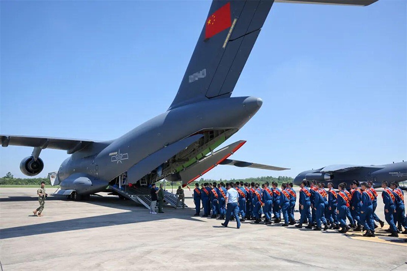Y-20B доставил новых курсантов в Авиационный университет ВВС Китая